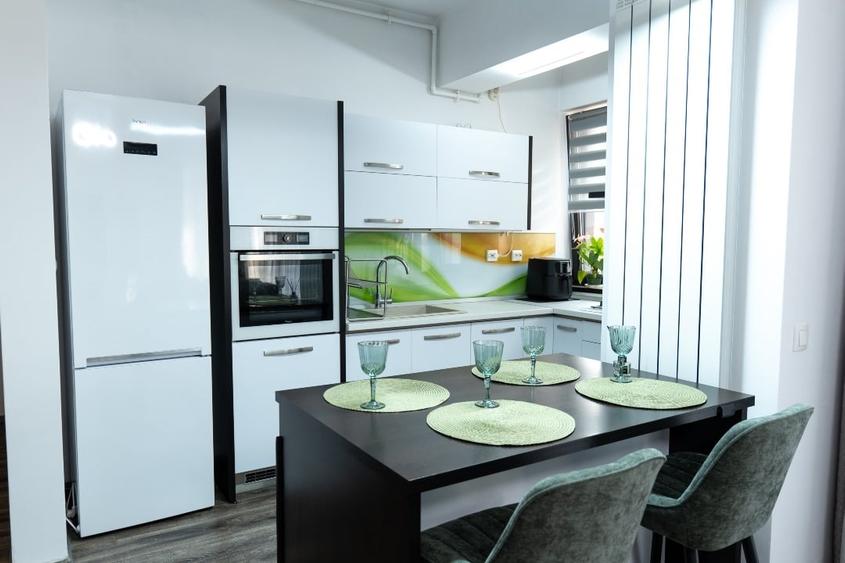 Apartament cu 3 camere semidecomandat, mobilat în 9 Mai