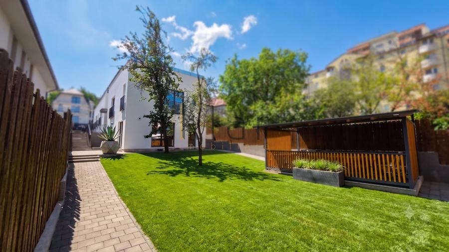 Casă individuală cu 14 camere cu Teren 600 Mp în Zorilor