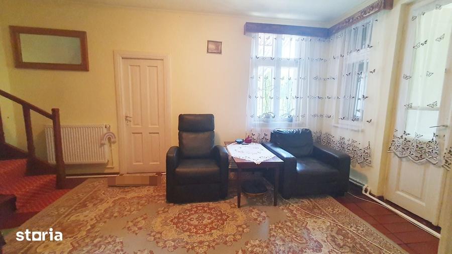 Casă cu 4 camere cu Teren 2101 Mp în Central