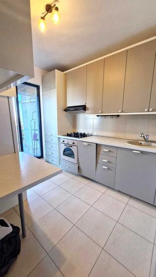 Apartament cu 3 camere semidecomandat în Vest