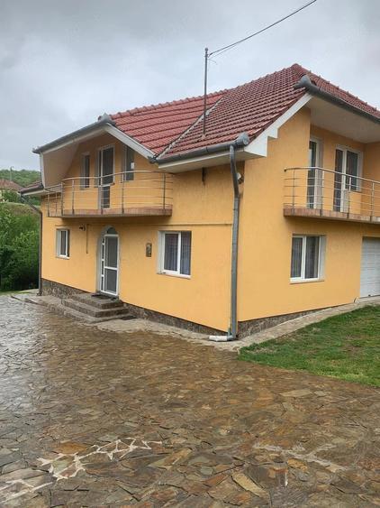 Casă cu 4 camere cu Teren 500 Mp în Central