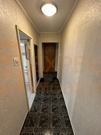 Apartament cu 3 camere semidecomandat, mobilat în Far