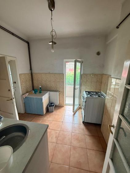 Apartament cu 3 camere semidecomandat în Domenii