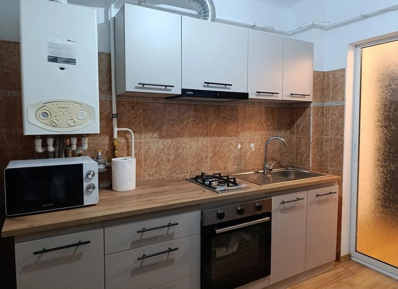 Apartament cu 3 camere semidecomandat în Independenței
