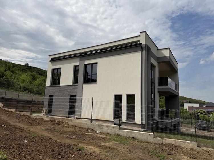 Casă cu 4 camere cu Teren 500 Mp în Florești