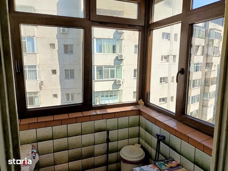 Apartament cu 4 camere semidecomandat în Crângași