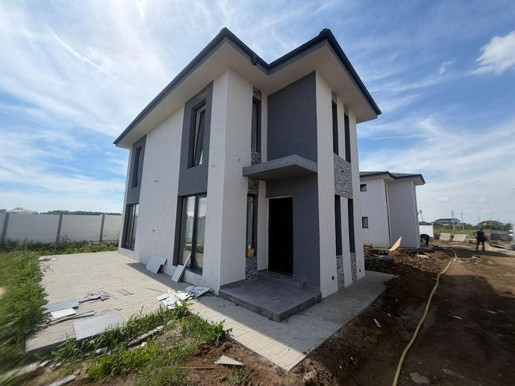 Casă individuală cu 4 camere cu Canalizare în Central