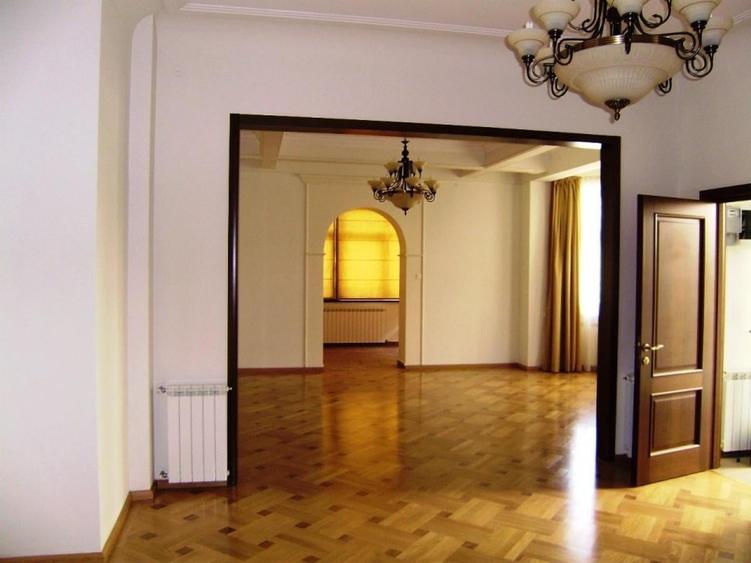Casă cu 5 camere cu Canalizare în P-ța Dorobanți