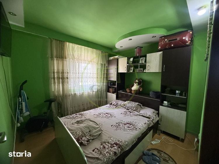 Apartament cu 3 camere semidecomandat în Craiovița Nouă