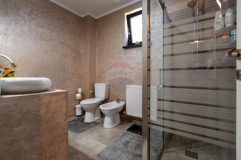 Casă individuală cu 4 camere cu Teren 493 Mp în Hemeiuș