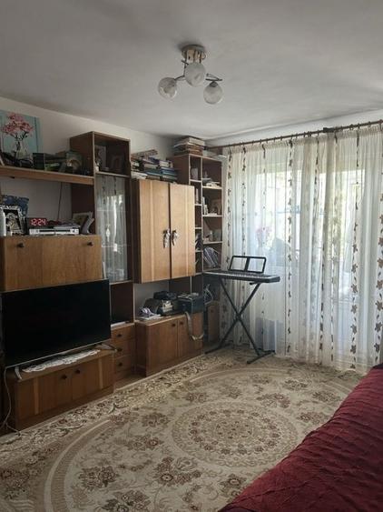 Apartament cu 3 camere semidecomandat, mobilat în Păcurari