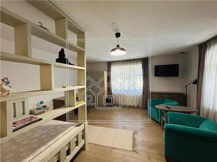 Duplex cu 13 camere cu Teren 253 Mp în Central