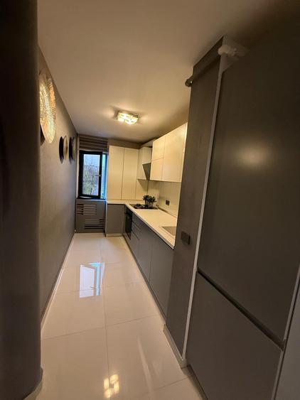 Apartament cu 5 camere decomandat în Drumul Taberei