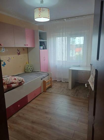 Apartament cu 3 camere decomandat în Exterior Vest