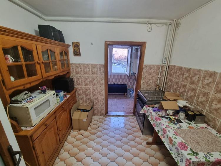 Apartament cu 3 camere decomandat, mobilat în Casa de Cultură