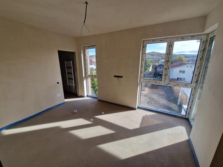 Apartament cu 3 camere semidecomandat în Florești