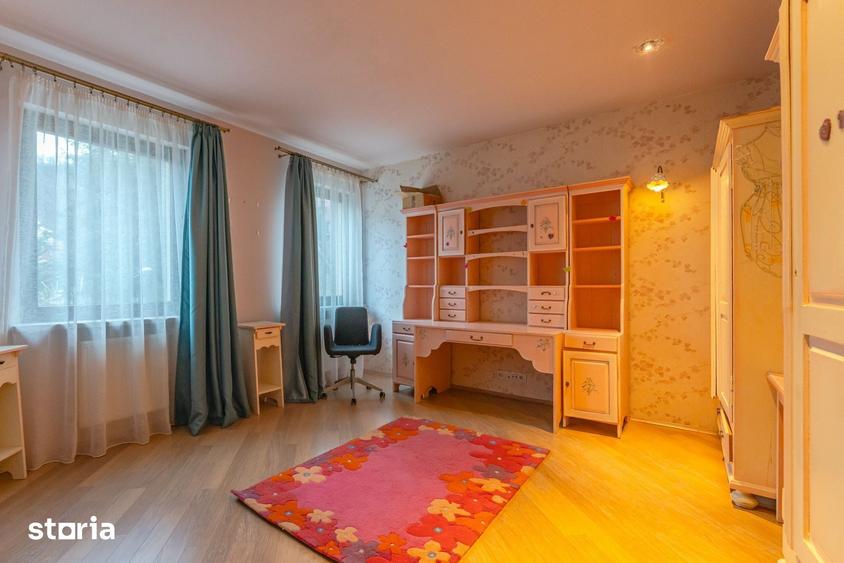 Casă cu 7 camere cu Teren 280 Mp în Central