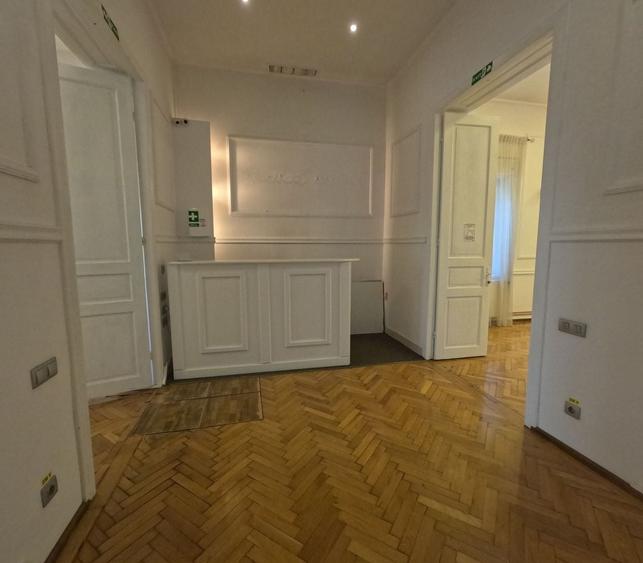 Casă individuală cu 6 camere cu Canalizare în Ultracentral