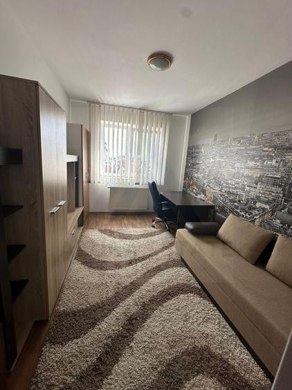 Apartament cu 3 camere decomandat, mobilat în Turnișor