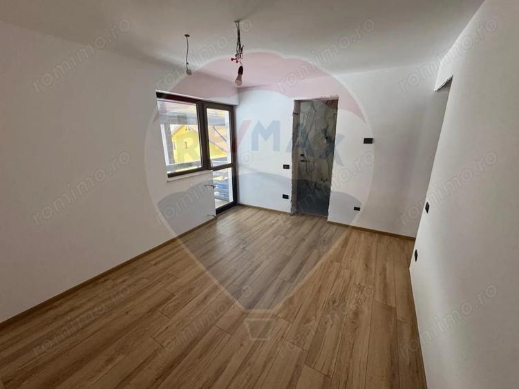 Casă cu Teren 1550 Mp în Dărmănești