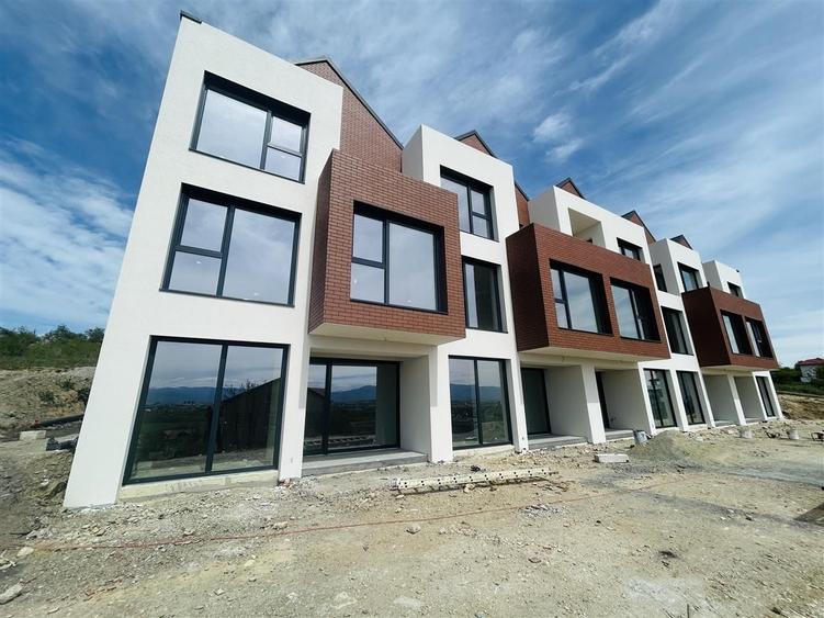 Duplex cu 4 camere cu Canalizare în Gușterița