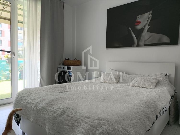 Apartament cu 3 camere semidecomandat, mobilat în Florești