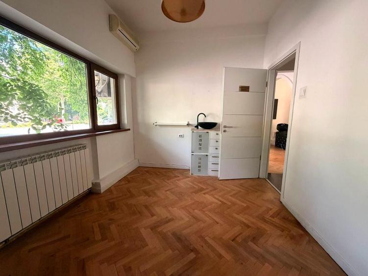 Apartament cu 4 camere în P-ța Victoriei