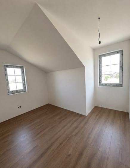 Duplex cu 4 camere cu Canalizare în Moșnița Nouă