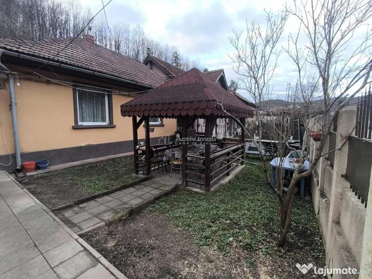 Casă cu 5 camere cu Teren 180 Mp în Muncitoresc