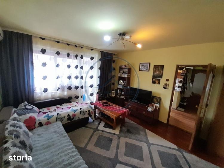 Apartament cu 3 camere semidecomandat, mobilat în Independenței