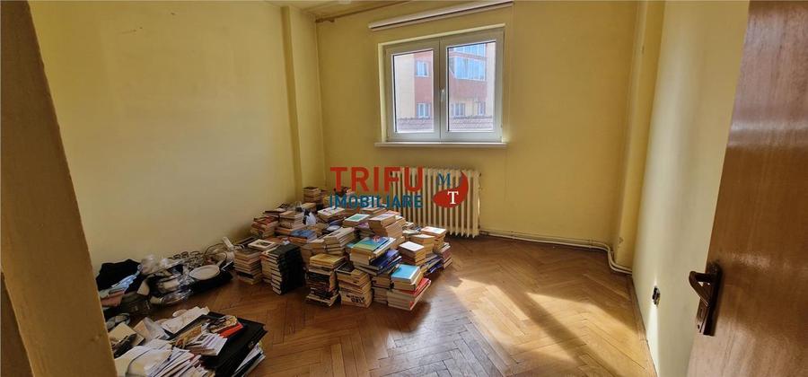 Apartament cu 4 camere decomandat în Cetate