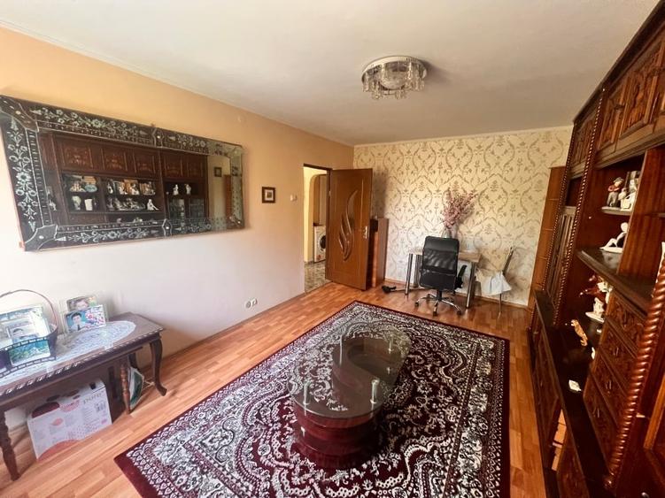 Apartament cu 3 camere decomandat, mobilat în Berceni