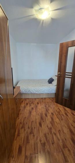 Apartament cu 3 camere semidecomandat, mobilat în Micro 5