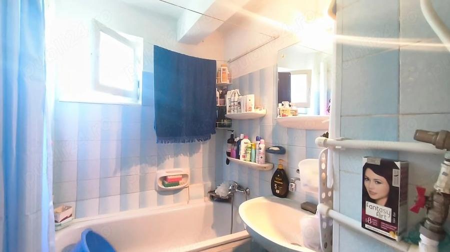 Apartament cu 3 camere semidecomandat în Gojdu
