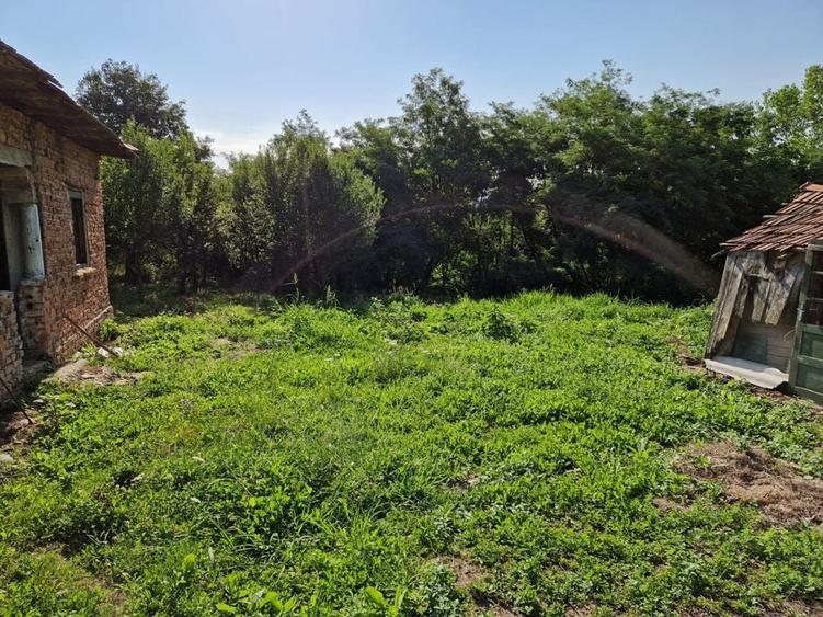 Teren de 2200 mp, în Milcoiu