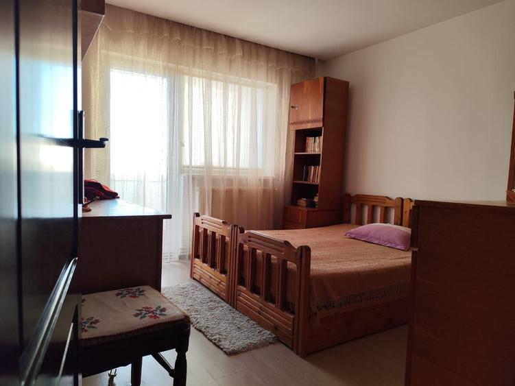 Apartament cu 3 camere decomandat în Exterior Vest