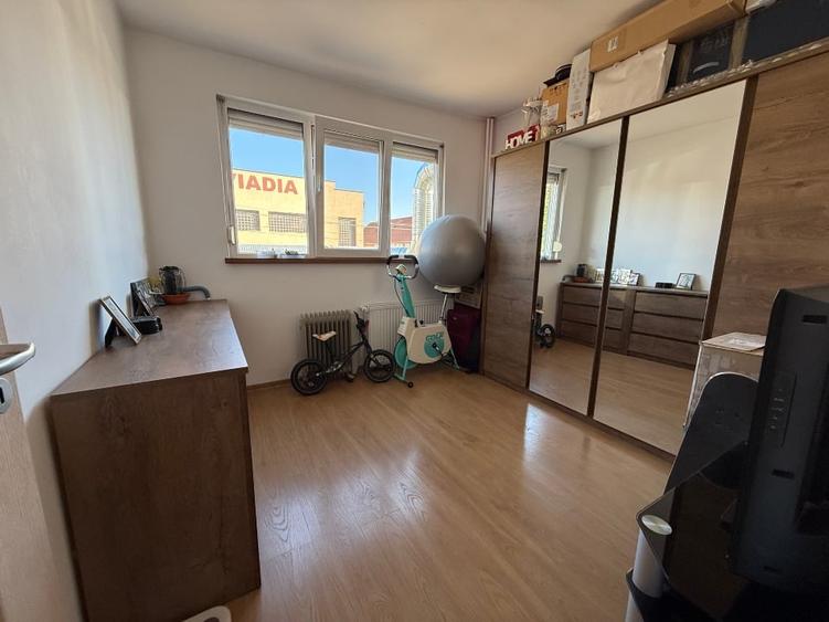 Apartament cu 4 camere decomandat, mobilat în Rogerius