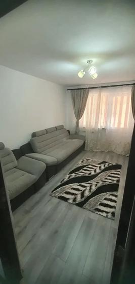 Apartament cu 3 camere decomandat în Cet