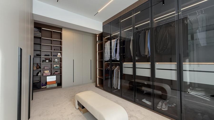 Penthouse cu 6 camere decomandat, mobilat în Mamaia