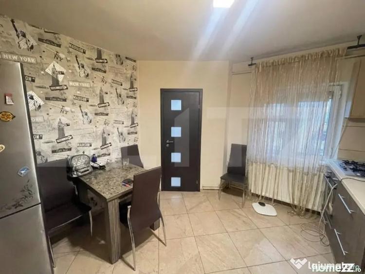 Apartament cu 3 camere decomandat în Calea București