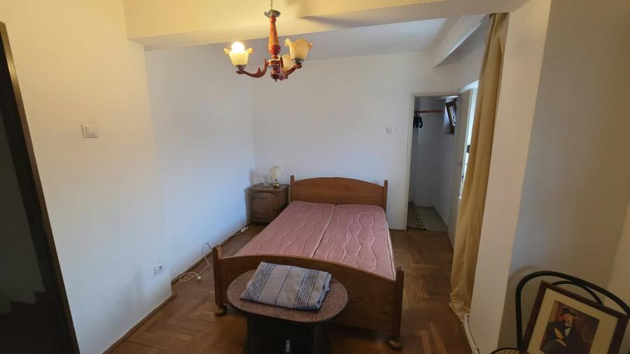 Apartament cu 4 camere decomandat în Cetate