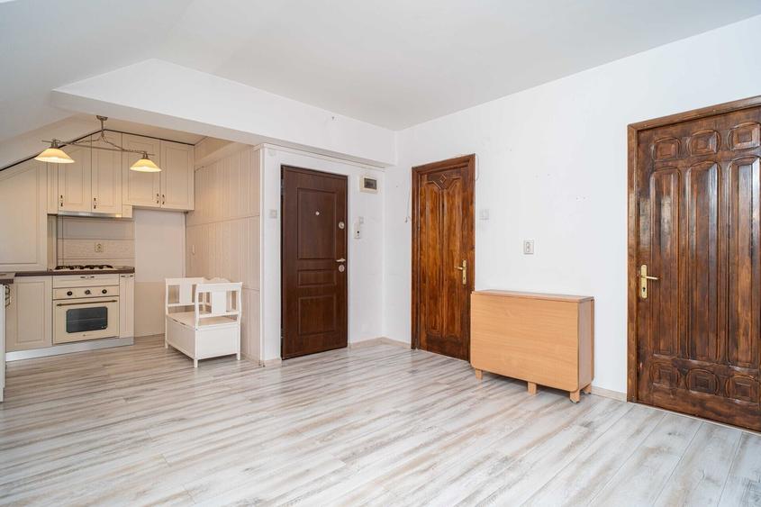 Apartament cu 3 camere, mobilat în Bucium