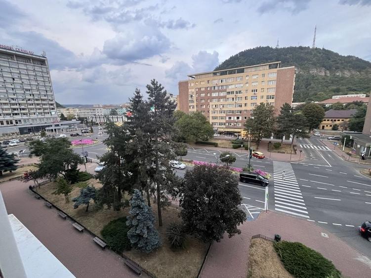 Apartament cu 3 camere semidecomandat în Ultracentral