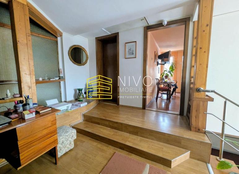 Casă individuală cu 11 camere cu Piscina în Platou
