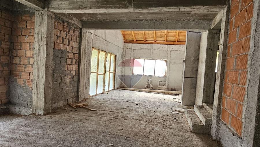 Casă individuală cu 10 camere cu Teren 1055 Mp în Dâmbovicioara