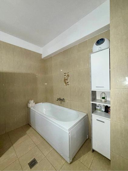 Apartament cu 4 camere decomandat, mobilat în Traian