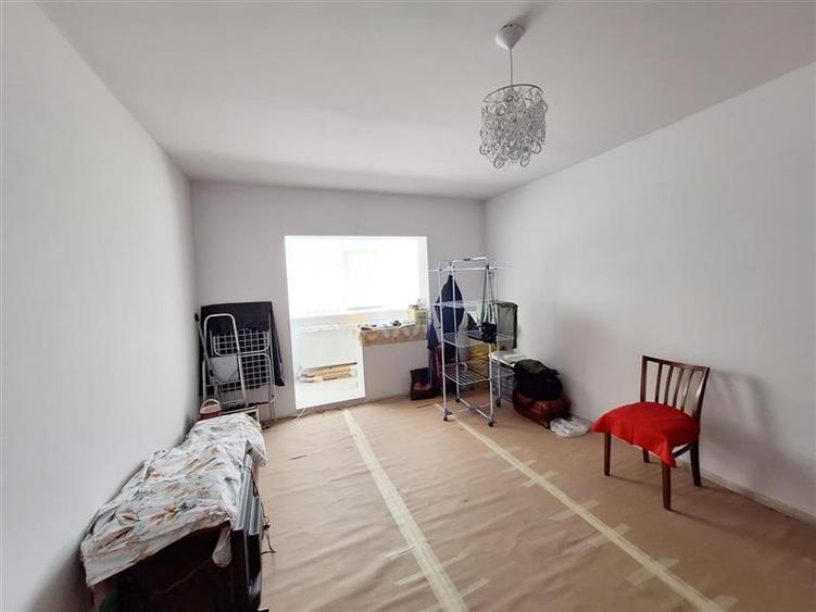 Apartament cu 2 camere semidecomandat, mobilat în Mioriței