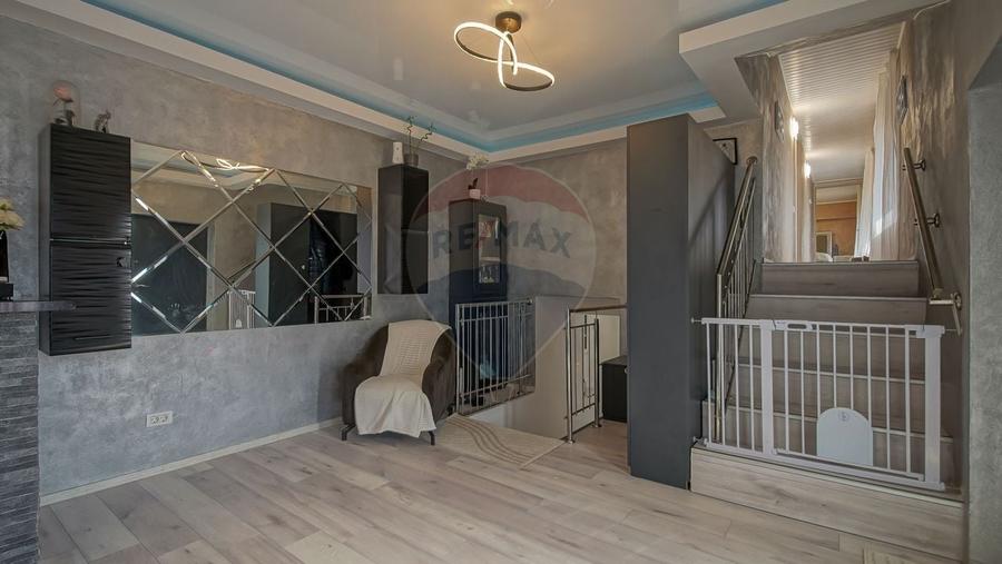 Casă individuală cu 6 camere cu Teren 494 Mp în Vulcan