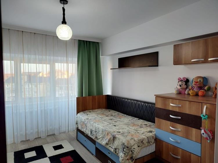 Apartament cu 4 camere decomandat în Central