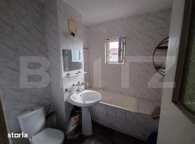 Apartament cu 3 camere decomandat în Craiovița Nouă